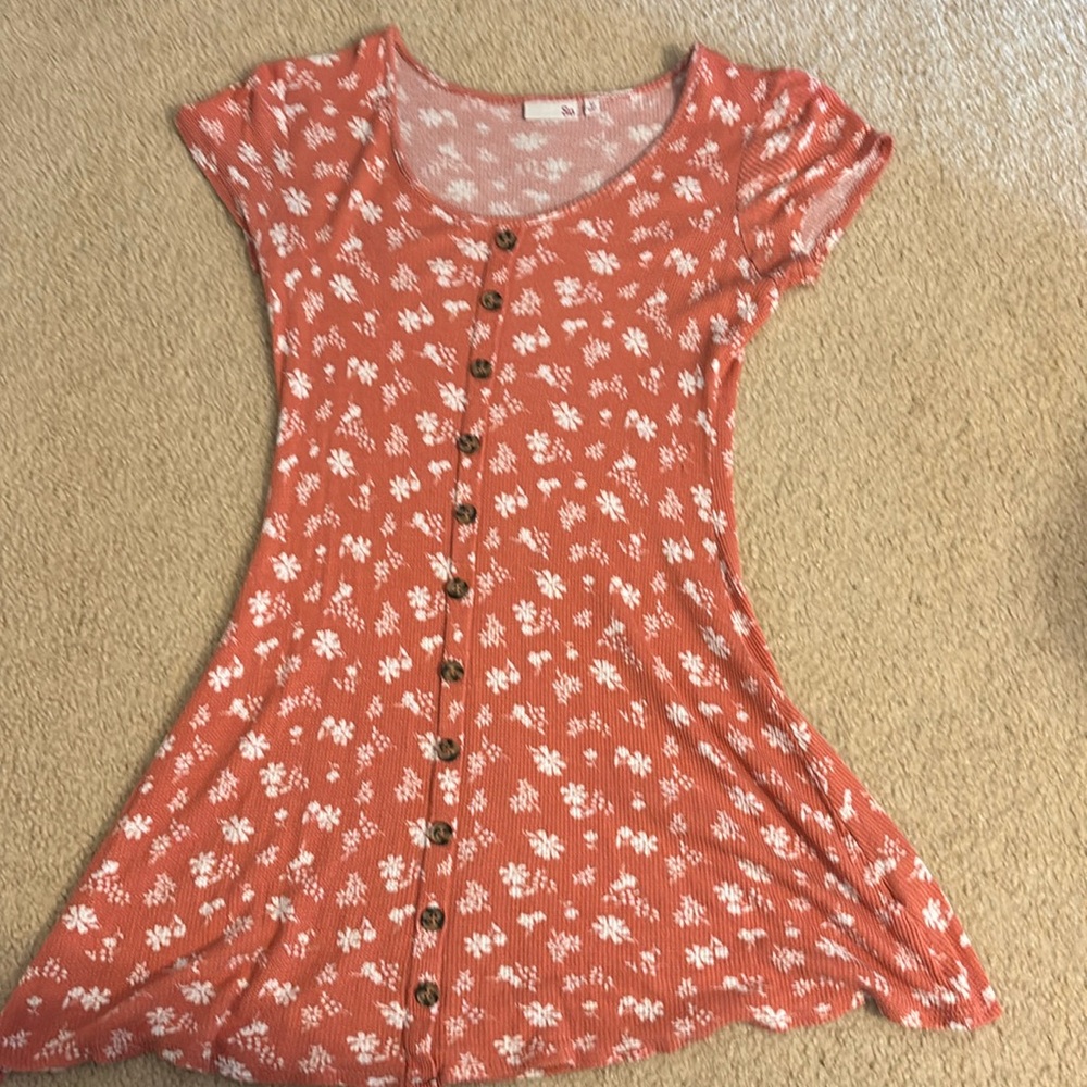 Coral mini dress with floral pattern and buttons